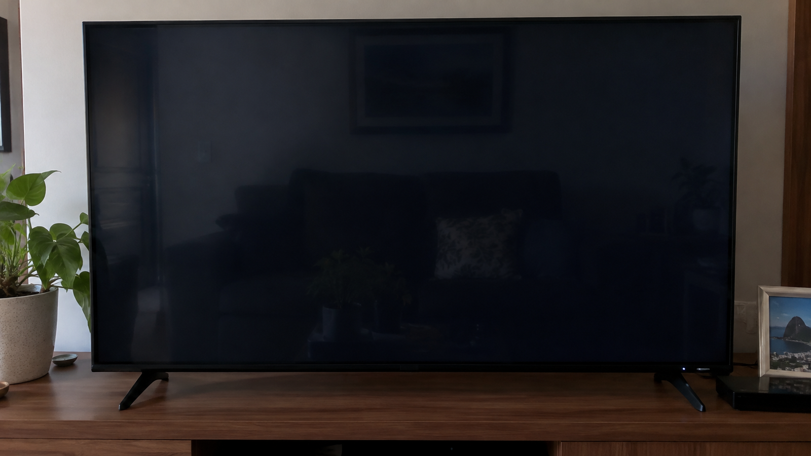 TV ligada com a tela escura